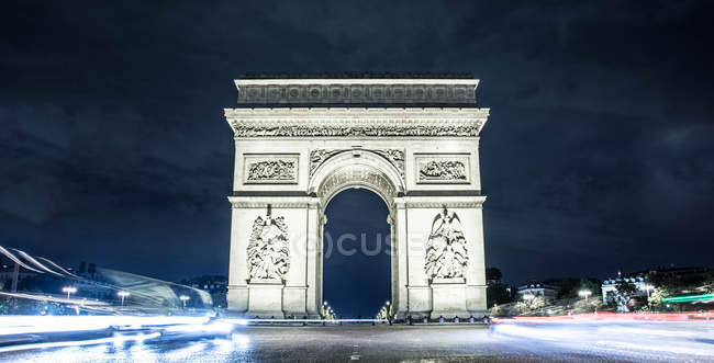 Длинный снимок Триумфальной арки ночью — стоковое фото