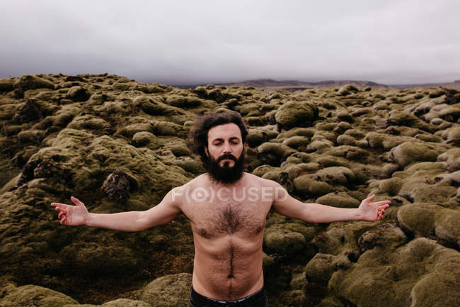 Shirtless man in Icelandic nature — Stock Photo