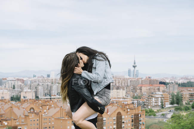 Appassionato lesbica coppia baci — Foto stock