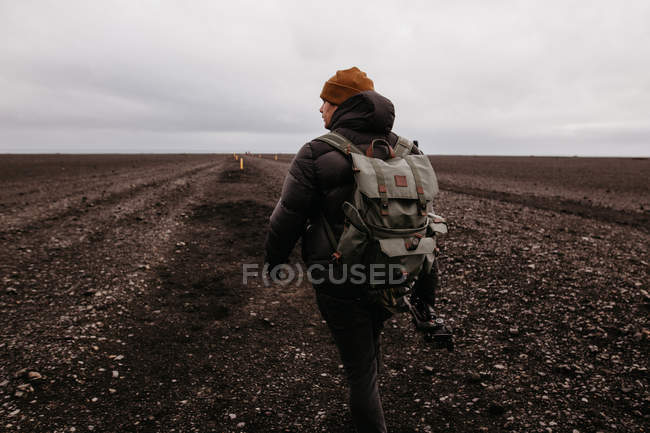 Mochileiro caminhando no deserto — Fotografia de Stock