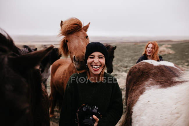 Mujeres riendo con caballos - foto de stock