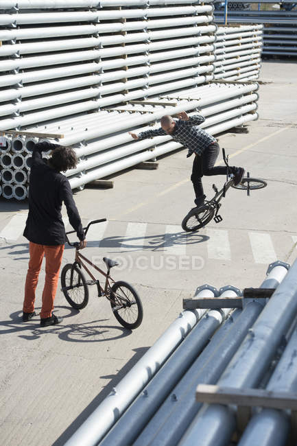 Personas con las bicicletas BMX - foto de stock