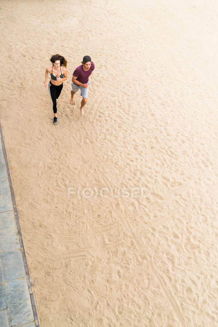 Couple running on beach — Stock Photo