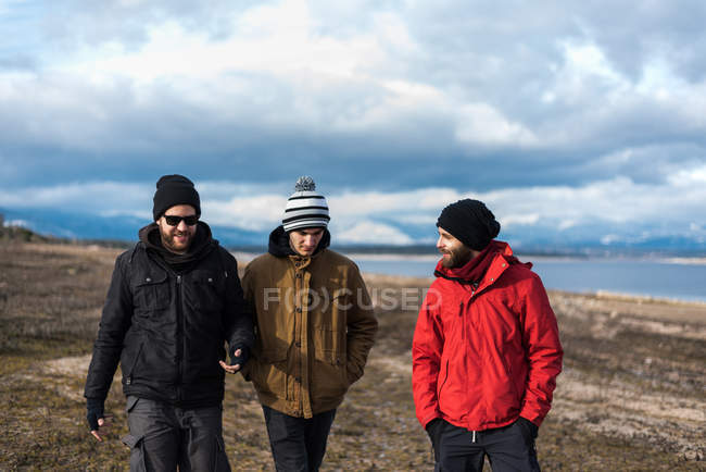 Group of people on beach in winter — Stock Photo
