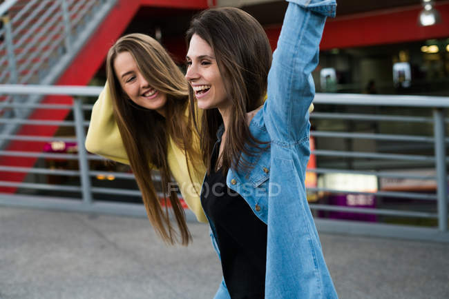 Zwei hübsche Frauen zu Fuß — Stockfoto