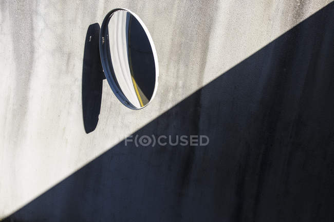 Miroir de garage suspendu au mur de béton — Photo de stock