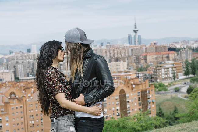 Ніжна лесбіянка пара на міському пейзажі — стокове фото
