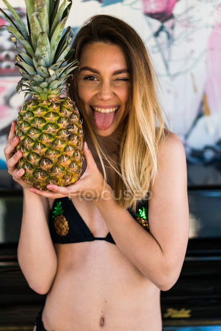 Mulher posando com abacaxi — Fotografia de Stock