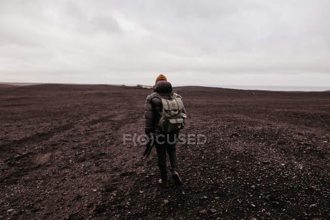 Tourist walking in desert — Stock Photo
