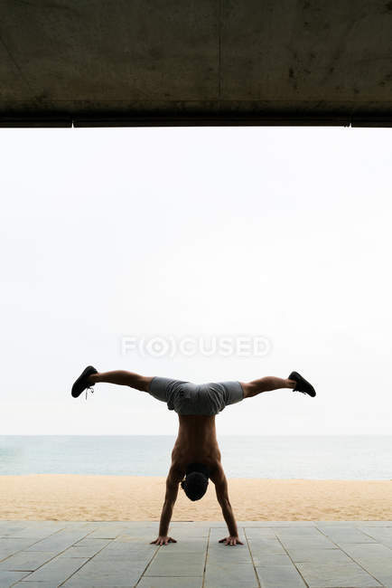 Anonymous man in handstand — Stock Photo