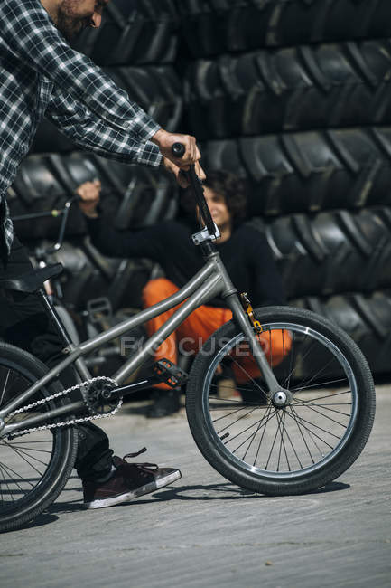Homme chevauchant BMX — Photo de stock