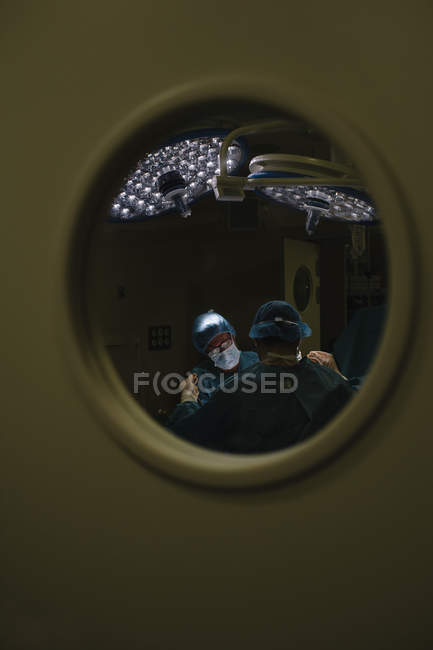 Médicos haciendo una cirugía en el hospital - foto de stock