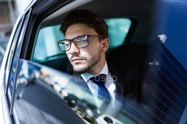 Geschäftsmann sitzt im Auto — Stockfoto