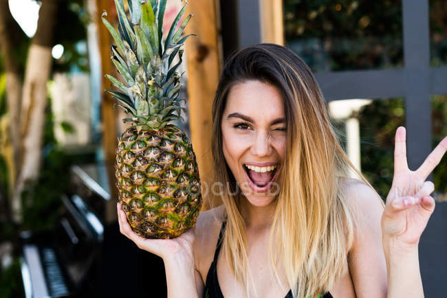 Woman showing peace sign — Stock Photo