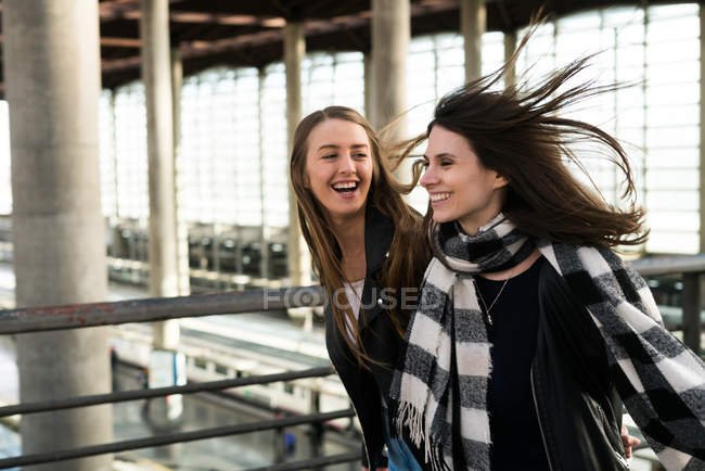 Meninas alegres no passeio — Fotografia de Stock