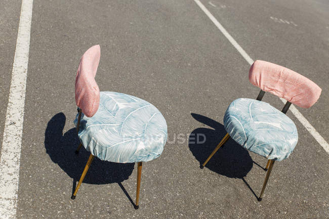 Dos sillas vintage en camino de asfalto - foto de stock