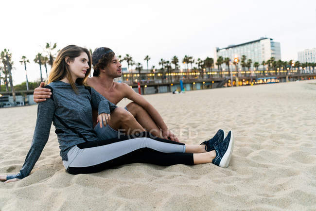 Casal sentado fora após o treino — Fotografia de Stock
