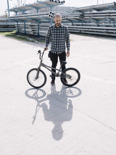 Young male with BMX — Stock Photo