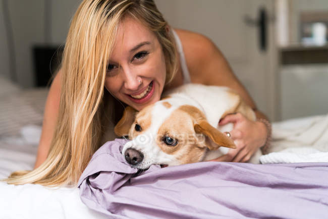 Femme jouant avec chien — Photo de stock