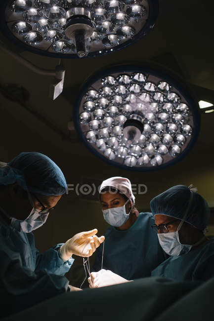Opération de traitement par équipe de chirurgiens — Photo de stock