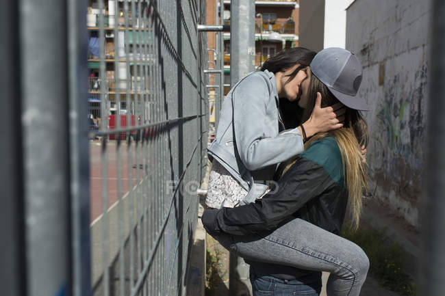 Giovane lesbica coppia baci — Foto stock