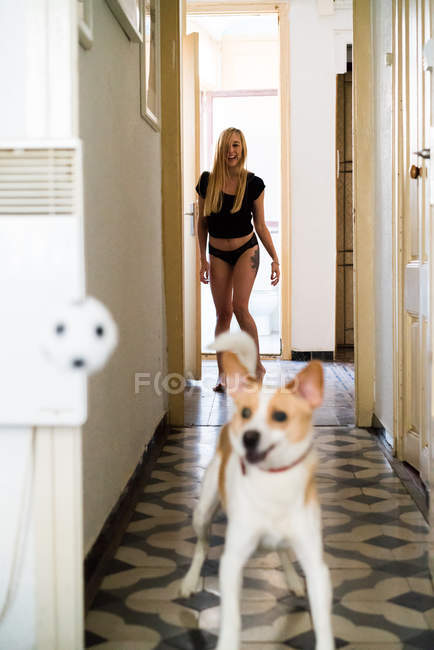 Donna che gioca con il cane — Foto stock