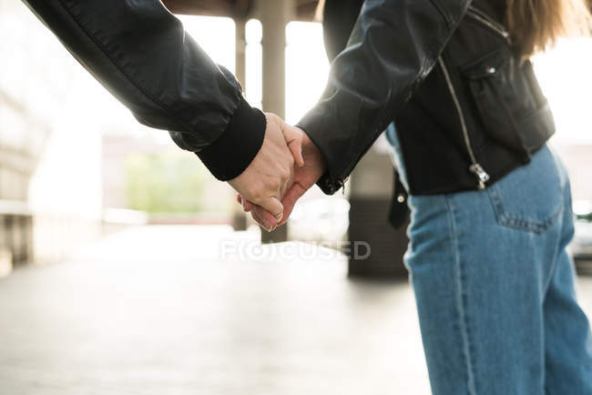 Два друга держатся за руки — стоковое фото