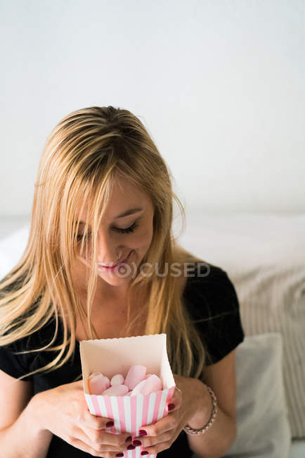 Жінка сидить на ліжку — стокове фото