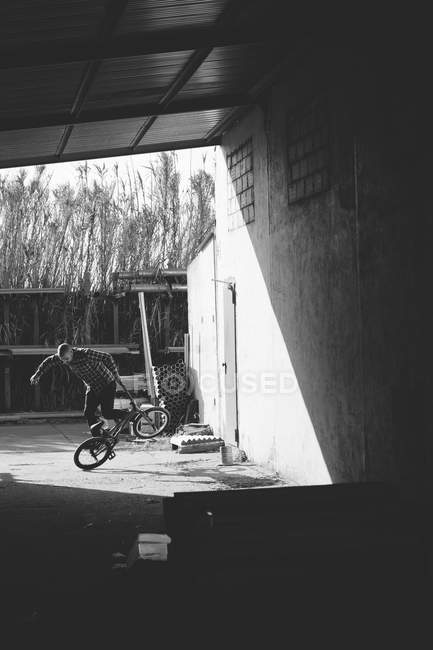 BMX райдер, выполняющий трюки — стоковое фото