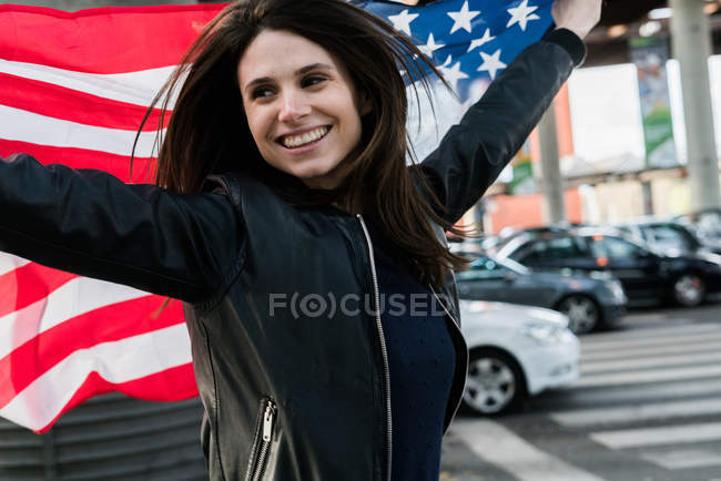 Mujer sonriente con bandera de EE.UU. - foto de stock
