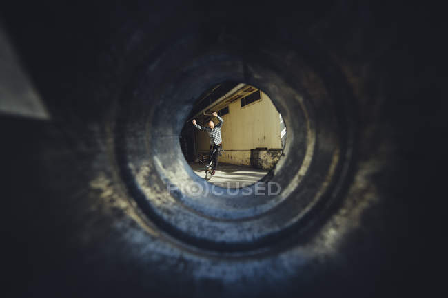 Tiro através do tubo de BMX piloto — Fotografia de Stock