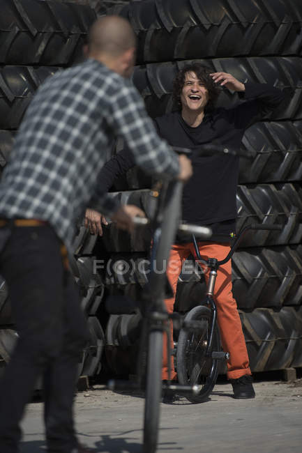 Pessoas montando BMXes — Fotografia de Stock
