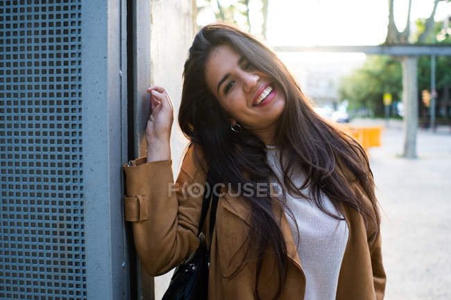 Молодая красивая женщина на улице — стоковое фото