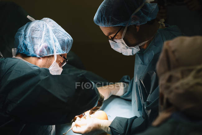 Paciente operado por cirujanos - foto de stock