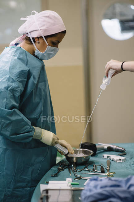 Sanitäter sterilisieren Werkzeuge in Schüssel — Stockfoto