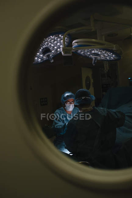 Medici che effettuano un intervento in ospedale — Foto stock