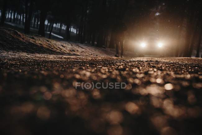 Mann läuft im Scheinwerferlicht — Stockfoto