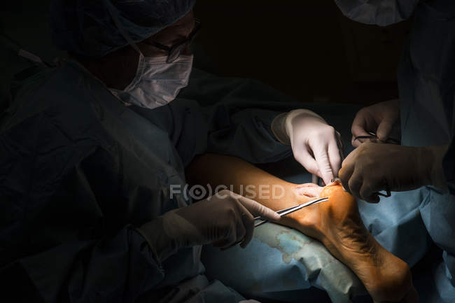 Chirurgen Hände machen Operation — Stockfoto