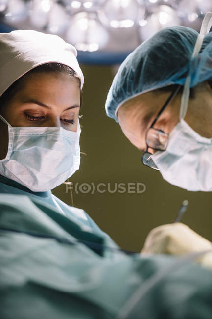 Dos cirujanos proporcionando operación - foto de stock