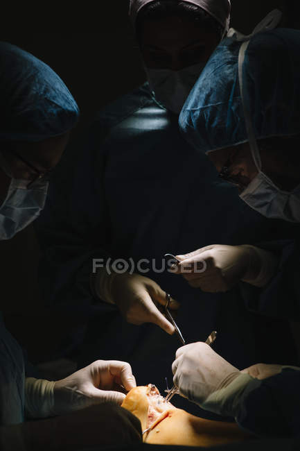 Chirurgiens mains faisant opération — Photo de stock