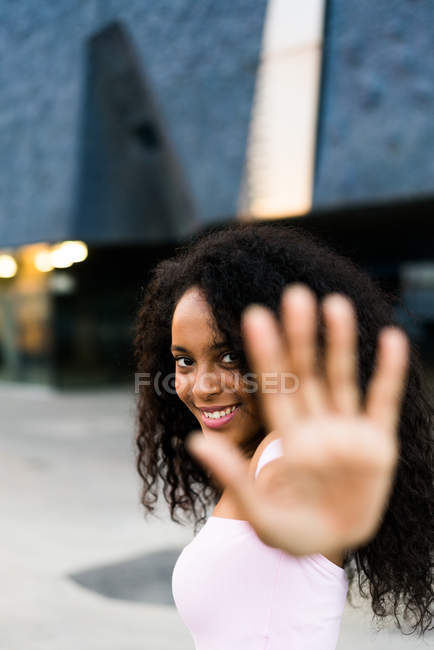 Donna che mostra gesto di stop — Foto stock