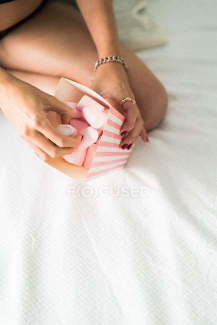 Mujer sosteniendo caja de papel rosa - foto de stock