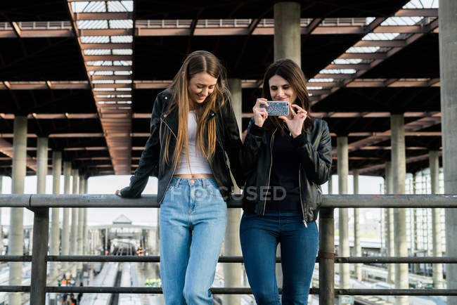 Dos amigos con el smartphone - foto de stock