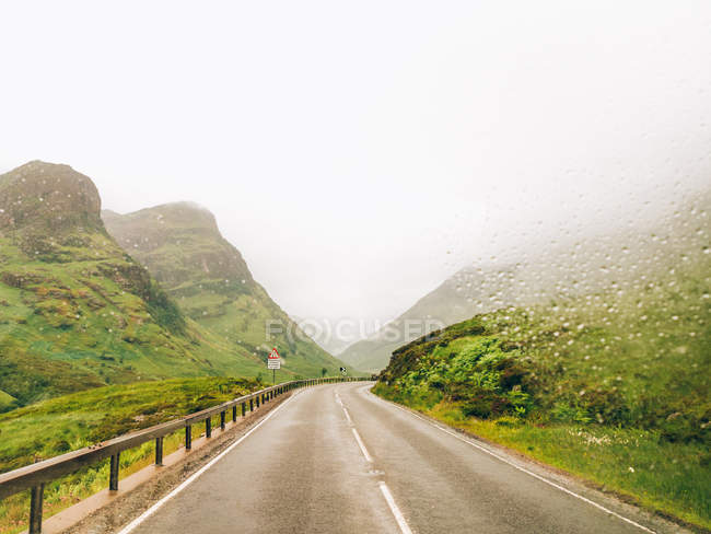 Пустые дороги в горах — стоковое фото