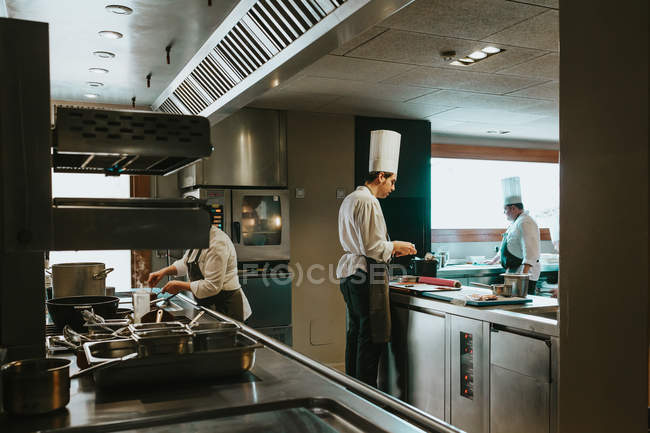 Повара на кухне ресторана — стоковое фото