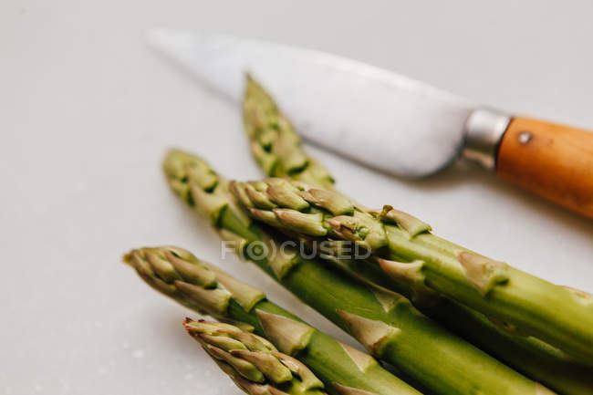 Halmes d'asperges et couteau rural — Photo de stock