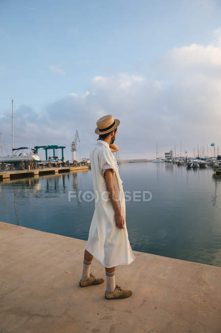 Man in hat admiring water scape — Stock Photo