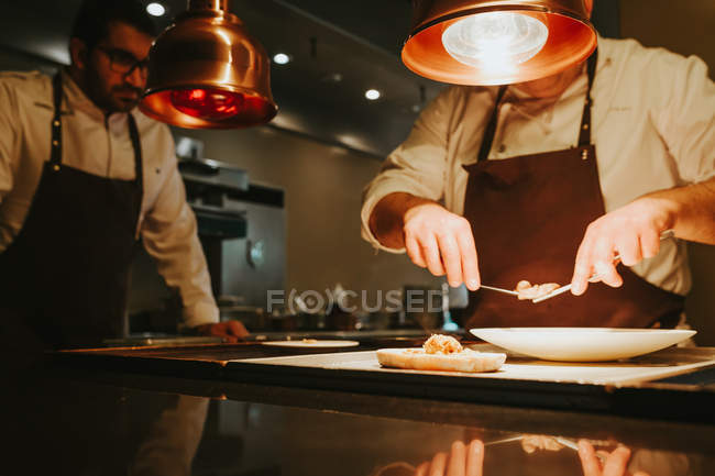Шеф-кухар прикраси блюдо — стокове фото