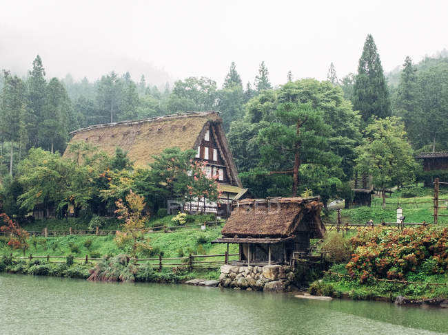 Maison traditionnelle placée près de l'eau — Photo de stock