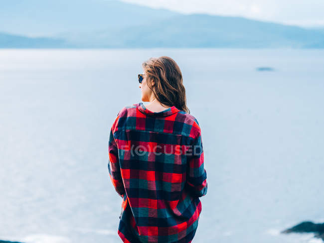 Дівчина стоїть біля туманного озера — стокове фото